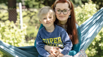 Sigvards Petrāns ar mammu Līgu.
Foto — Ieva Salmane