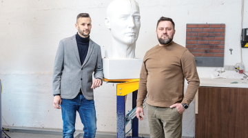 Jānis Miķelsons (no labās) un Rolands Strelčs, SIA AD Production vadītāji.
Foto — Reinis Hofmanis