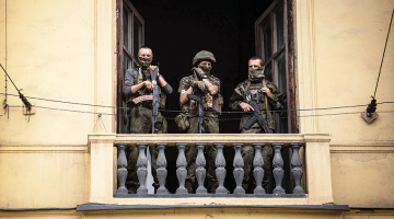 Vagner kaujinieki uz cirka ēkas balkona Rostovā pie Donas 24. jūnijā.
Foto — Scanpix