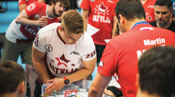 Latvieši galda hokejā ir īstas superzvaigznes, un šobrīd visspožāk mirdz Rainers Kalniņš, kurš patlaban pasaules reitinga tabulā ieņem otro vietu. 
«Starp citu, Rīgas Kauss skaitās pasaules tūres supersērija jeb lielākais turnīrs, ja neskaita pasaules un Eiropas čempionātu,» viņš atklāj.
Foto no personīgā arhīva