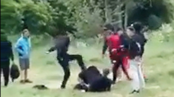 Jūnija sākumā sociālajos tīklos izplatījās video, kurā redzams kautiņš Dienvidu fortos Liepājā. Tagad zināms, ka pusaudži fiziski izrēķinājās ar diviem bezpajumtniekiem, kas viņus pirms tam esot mutiski aizskāruši. Viņi uzbruka arī vienam no savējiem, kas gribēja uzbrukumu pārtraukt. Policija visus iesaistītos ir noskaidrojusi