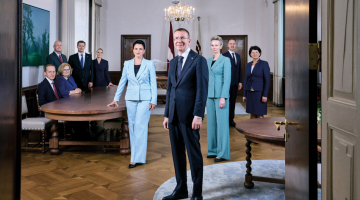 No kreisās:   Aivars Puriņš, Jānis Kažociņš, Dace Pelēkā, 
Edvīns Severs, Irēna Emīlia Švilpe, Gunda Reire, Edgars Rinkēvičs, Kristīne Līce, Mārtiņš Drēģeris un Inese Liepiņa. Foto – Gatis Rozenfelds