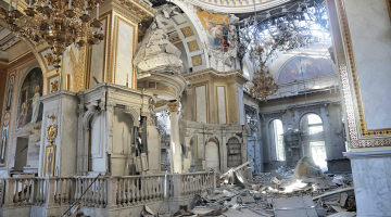 Krievijas raķetes trieciena postījumi Apskaidrošanās katedrālē Odesas vēsturiskajā centrā.
Foto — Scanpix