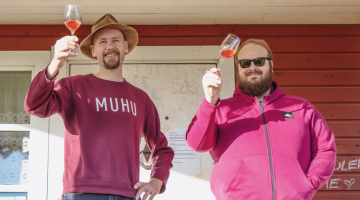 Raidieraksta Ielej!  līdzautors Martins Hansons ciemos pie vīndara Pekes Eloranta Muhu salā. Foto – Vala väljat!