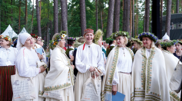 Koru lielkoncertā Tīrums. Dziesmas ceļš Mežaparka Lielajā estrādē 6. jūlijā. Foto – Leta