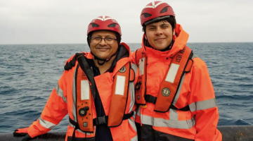 Viena no pēdējām fotogrāfijām, kurās Šahzada Davuds ar dēlu Sulemanu pozē pirms došanās dziļūdens ceļojumā uz Titānika vraku. Foto – Oceangate