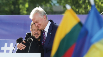 Ukrainas prezidents Volodimirs Zelenskis un Lietuvas prezidents Gitans Nausēda NATO samita laikā pasākumā vienā no Viļnas skvēriem 11. jūlijā. Foto – Scanpix