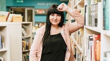 «Esmu lepna, ka strādāju Olaines 1. vidusskolā,» saka Viktorija. Mūsu intervijai viņa sarunājusi vietu, kurā jūtas kā mājās, — skolas bibliotēku.
Foto — Arita Strode-Kļaviņa
