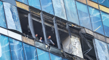 Postījumi vienā no Maskavas darījumu centra debesskrāpjiem pēc ukraiņu drona uzbrukuma 1. augustā.
Foto — Scanpix