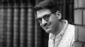 «Cenšos rakstīt literatūru, kas man pašam būtu interesanta kā lasītājam,» atzīst Svens Kuzmins.
Foto — Kristaps Kalns