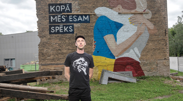 Dainis Rudens pie paša gleznotā murāļa.
Foto — Reinis Hofmanis