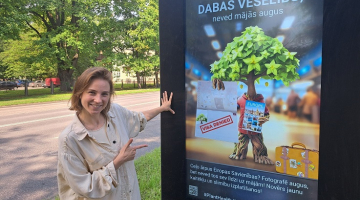 Raksta autore pie kampaņas "Augu veselība - dzīvībai" jeb #PlantHealth4Life plakāta. Publicitātes foto
