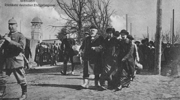Lielinieku deportēto iedzīvotāju atgriešanās Cēsīs 1918. gada aprīlī. Centrā — Āraišu draudzes mācītājs Pauls Frīdrihs Bērents (1866—1935) ar sievu Harietu (dz. Gotfrīdu, 1888—1969).
Latvijas Nacionālā vēstures muzeja krājums