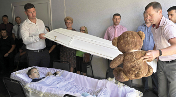 Atvadas no astoņus gadus vecā Volodimira Balabņika, kurš tika nogalināts Krievijas raķešu uzlidojumā Kolomijas mazpilsētai Ukrainas rietumos 11. augustā.
Foto — Scanpix