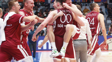 Latvijas izlases basketbolisti svin vēsturisko uzvaru pār Francijas izlasi, kas uz Džakartu brauca pēc medaļām.
Foto — Scanpix