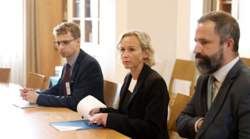 Sabiedrisko pakalpojumu regulēšanas komisijas (SPRK) Enerģētikas departamenta direktors Jānis Negribs (no kreisās), SPRK priekšsēdētāja Alda Ozola un SPRK padomes loceklis Intars Birziņš pirms tikšanās ar Ministru prezidentu un klimata un enerģētikas ministru, lai pārrunātu jaunos elektrības sadales tarifus. Foto - Lita Millere, LETA