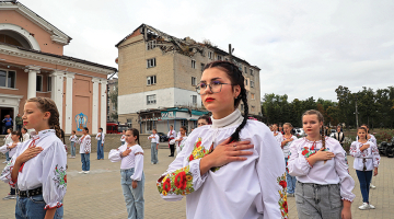 Pirmdien Austrumukrainas pilsēta Izjuma atzīmēja pirmo gadadienu kopš pilsētas atbrīvošanas no Krievijas iebrucējiem. Attēlā: Izjumas skolēni nacionālās himnas atskaņošanas laikā svētku sarīkojumā.
Foto — Scanpix