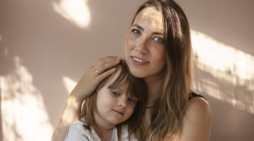 Māra ar jaunāko meitu Hannu.
Foto — Reinis Hofmanis