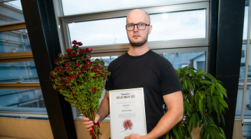 Marts Pujāts ar balvu. Foto - Kristaps Kalns