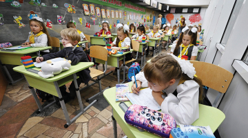Pirmklasnieki speciāli ierīkotā klasē kādā no Harkivas metro stacijām. Lai izvairītos no regulārām apšaudēm, mācības šoruden joprojām notiek tiešsaistē vai pazemes patvertnēs.
Foto — Scanpix