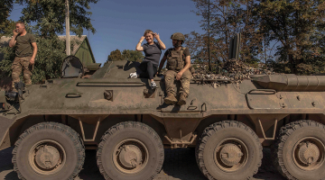 Kāda vietējā sieviete pozē uz bruņutransportiera kopā ar ukraiņu kareivjiem Konstantinivkā, kas atrodas netālu no austrumu frontes Donbasa reģionā.
Foto — Scanpix