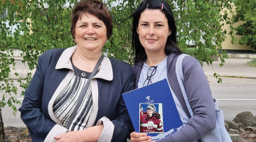 Aktīviste Olga Petkēviča (pa labi) nesen tikās ar hokeja vārtsarga Artūra Šilova vecmāmiņu Irinu — 65 gadus vecā sieviete ir starp tiem, kam valsts valodas eksāmenu neizdevās nokārtot.
Foto no personīgā arhīva