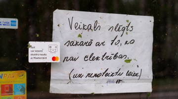 Uzraksts uz veikala durvīm Dobeles novadā. Foto - Evija Trifanova, LETA