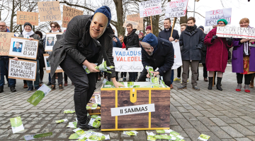Protests Tallinā 2020. gada janvārī pret iecerēto pensiju sistēmas reformu. Aktīvisti uzlikuši maskas, uz kurām redzams populistu partijas EKRE toreizējais vadītājs Marts Helme (pa kreisi) un konservatīvās partijas Isamaa vadītājs Helirs Valdors Sēders. Tieši Isamaa bija reformas galvenā iniciatore.
Foto — Mihkel Maripuu/Postimees
