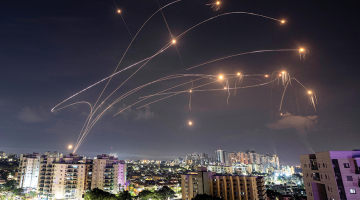 Izraēlas pretraķešu aizsardzības sistēma Iron Dome cenšas pārtvert Hamas izšautās raķetes virs valsts dienvidu pilsētas Aškelonas.
Foto — Scanpix