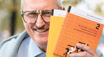 Aivars Kļavis: «Man nav citas atbildes kā tikai šī: jābūt labām grāmatām mūsdienīgā, jauniešiem saprotamā latviešu valodā. Tas, protams, akadēmiski izglītotiem filologiem diez vai patiks.»
Foto — Ieva Salmane