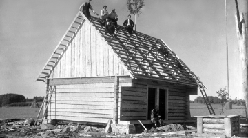 Klēts spāru svētki Cēsu apriņķa Raunas pagasta Ulpu mājās. 1928. gada 20. jūnijs.
Foto — Pēteris Sērmūkslis. Latvijas Nacionālā vēstures muzeja krājums