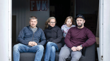 Vilnis (no kreisās) un Kalvis Frīdenbergi, SIA FVK Mēbeles īpašnieki, māsa dizainere Lāsma Frīdenberga un Kalvja meitiņa Grieta.
Foto — Ieva Salmane
