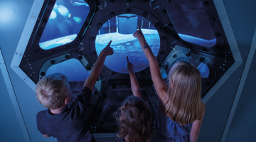 No Ausekļa iespējams vērot skatus, kādi izdaiļo astronautu ikdienu Starptautiskajā Kosmosa stacijā.
Publicitātes foto