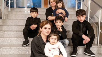 Anna Hačatrjana ar saviem četriem bērniem un viņas māsa ar meitiņu pēc bēgšanas no Kalnu Karabahas.
Foto — Der Spiegel
