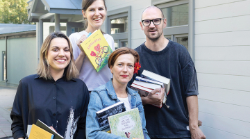 No kreisās: Marta Kontiņa, Rūta Briede, Alīse Nīgale un Jānis Znotiņš.
Foto — Ieva Salmane