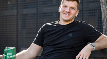 Ir normāli iemācīties no viena projekta un iegūtās zināšanas izmantot nākamajā, uzskata Zigmārs Dzērve, rādot balvu, ko 2020. gadā ieguva par TimeCap.
Foto — Ieva Salmane