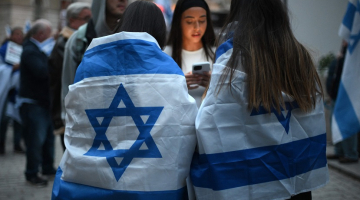 Protestētāji ar Izraēlas karogu. Foto - AFP/LETA/Scanpix