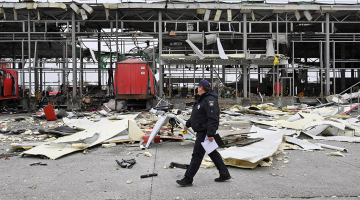 Pasta šķirošanas centrs Harkivas pievārtē, kuram 21. oktobrī trāpīja Krievijas armijas izšauta raķete. Dzīvību zaudēja seši cilvēki, bet 14 ievainoti.
Foto — Scanpix