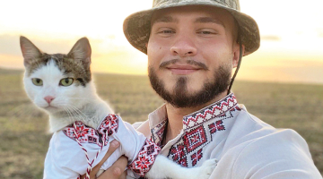 Oleksandrs Ļašuks un Šaiba īpaši darinātās višivankās.
Foto no personīgā arhīva