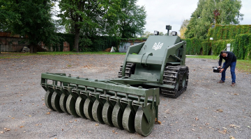 Latvijā ražotais atmīnēšanas robots "Labais". To par saziedotajiem līdzekļiem nosūtīja Ukrainas armijai. Foto - Ieva Leiniša, LETA