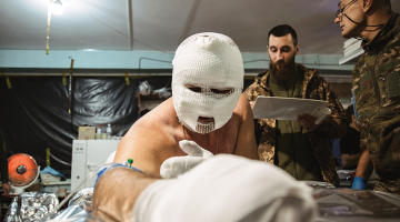 Mediķi tā dēvētajā stabilizācijas punktā sniedz pirmo palīdzību Doneckas reģiona frontē ievainotam ukraiņu karavīram.
Foto — Scanpix