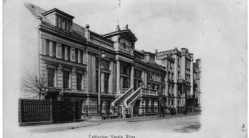 Pirmais Latviešu biedrības nams ar 1897. gadā piebūvētajām ārējām kāpnēm, kas tieši no ielas veda uz skatītāju zāli 2. stāvā