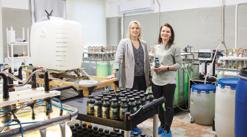 SpirulinaNord līdzdibinātājas Kristīne Veģere un Agnese Stunda-Zujeva uzņēmuma pašreizējā ražotnē, no kuras tas drīzumā pārcelsies uz krietni lielākām telpām.
Foto — Kristīne Madjare