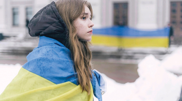 Anželika Litvinoviča piketā Ukrainas atbalstam šā gada 24. februārī pie Daugavpils Universitātes. Tas bija otrais viņas organizētais atbalsta pikets. «Interesanti, ka šogad garāmgājēji nereaģēja. Salīdzinot ar pagājušo gadu, tas bija milzīgs kontrasts,» viņa stāsta.
Foto — Chayka.lv