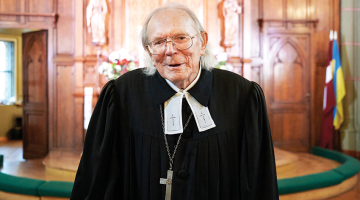 «Glezniecība un šaha uzdevumu komponēšana bija veids, kā padomju gados aizmirsties no grūtās okupācijas realitātes,» saka mācītājs Romāns Skuja, kurš šos hobijus iemācījies no tēva un mātes.
Foto — Edmunds Brencis