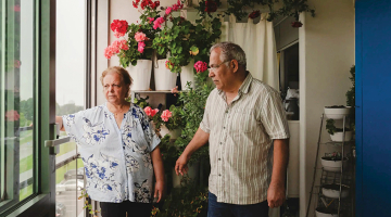 «Man šķiet, mūs aizvācot, viņi vienkārši vēlas mūs kaut kur paslēpt, jo esam ārzemnieki,» saka Nasrina Bahrampura ar vīru Ali.
Foto — The New York Times