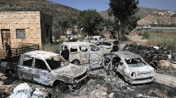 Ebreju kolonistu sadedzinātās palestīniešu automašīnas kādā Rietumkrasta ciemā oktobra sākumā.
Foto — The New York Times