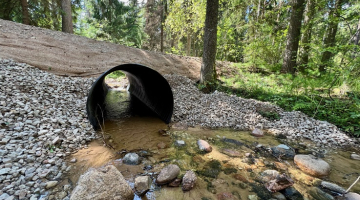 Šogad projekta “Par tīrām upēm!” ietvaros tika pārbūvēts pirmais projekta ietvaros identificētais upes šķērslis – Sveķupes caurteka. Publicitātes foto