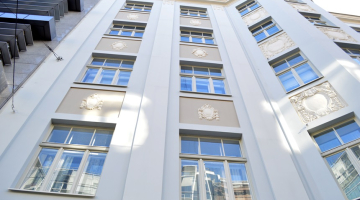 Ar Rīgas pašvaldības finansiālu atbalstu atjaunotā pilsētas kultūras mantojuma ēkas fasāde Tērbatas ielā 28. Foto - Zane Bitere, LETA