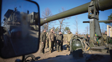 Ukrainas prezidents Volodimirs Zelenskis (centrā) un bruņoto spēku virspavēlnieks Valērijs Zalužnijs (otrais no kreisās) armijas mācību centrā 3. novembrī.
Foto — Scanpix